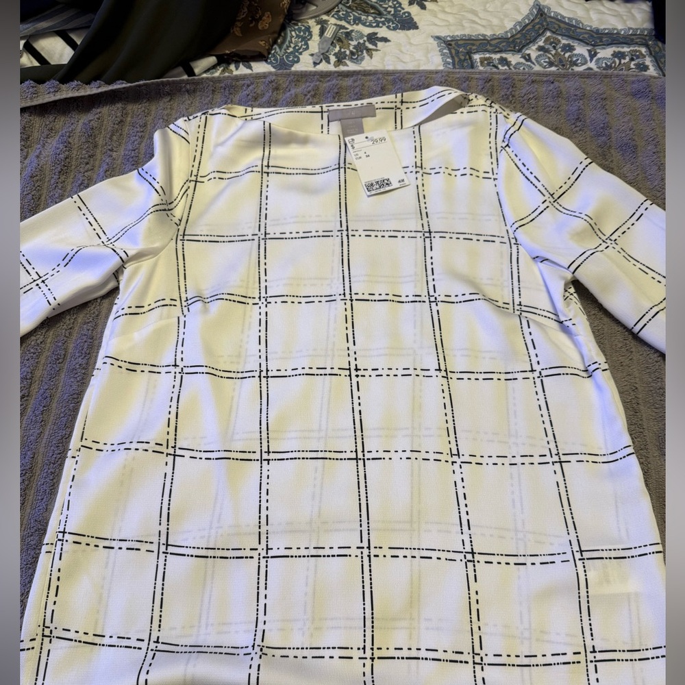 H&M white and black blouse. New with tags. Size 4